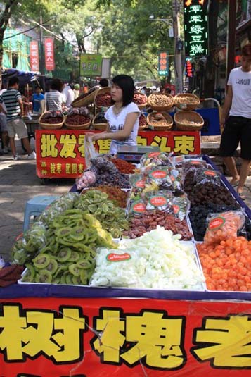 Fruit vendor, Muslim Street, Xian