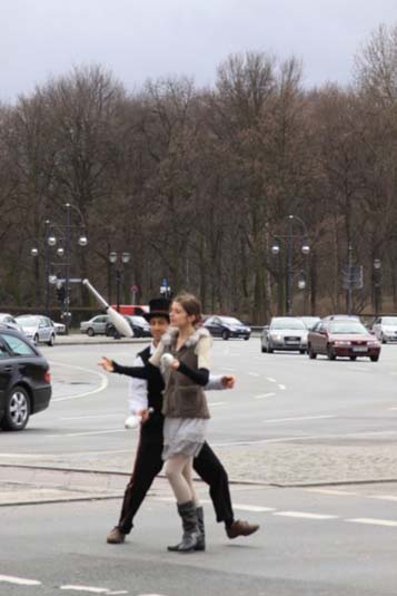Street Performers at the traffic signal, Victory Column, Berlin