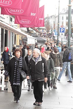 Shoppers, Karl Johans Gate, Oslo, Norway