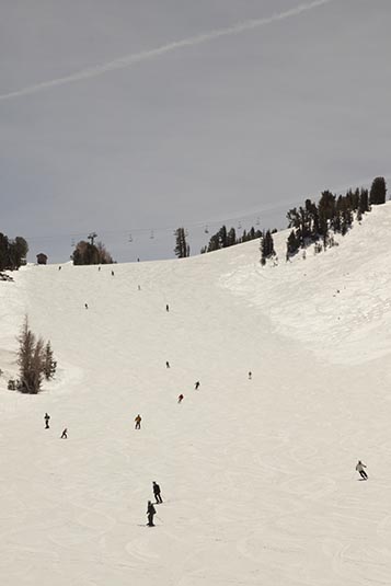 Snowboarders, Mammoth Mountain, Mammoth Lakes, California, USA